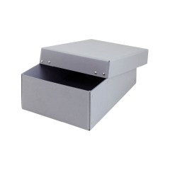 Dvoudílná víková krabice pevné konstrukce, nýtovaná nebo sešitá nerezovou sponou.  Z hladké lepenky 1,5 mm.