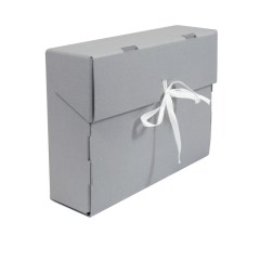 Skládačková krabice s tkanicemi z lepenky 1,4 mm. Na rizikových místech je lepenková vrstva konstrukce zdvojena. Primárně byla vyvinuta pro Státní archiv v Kuwaitu. Krabice je do určité míry ohnivzdorná.